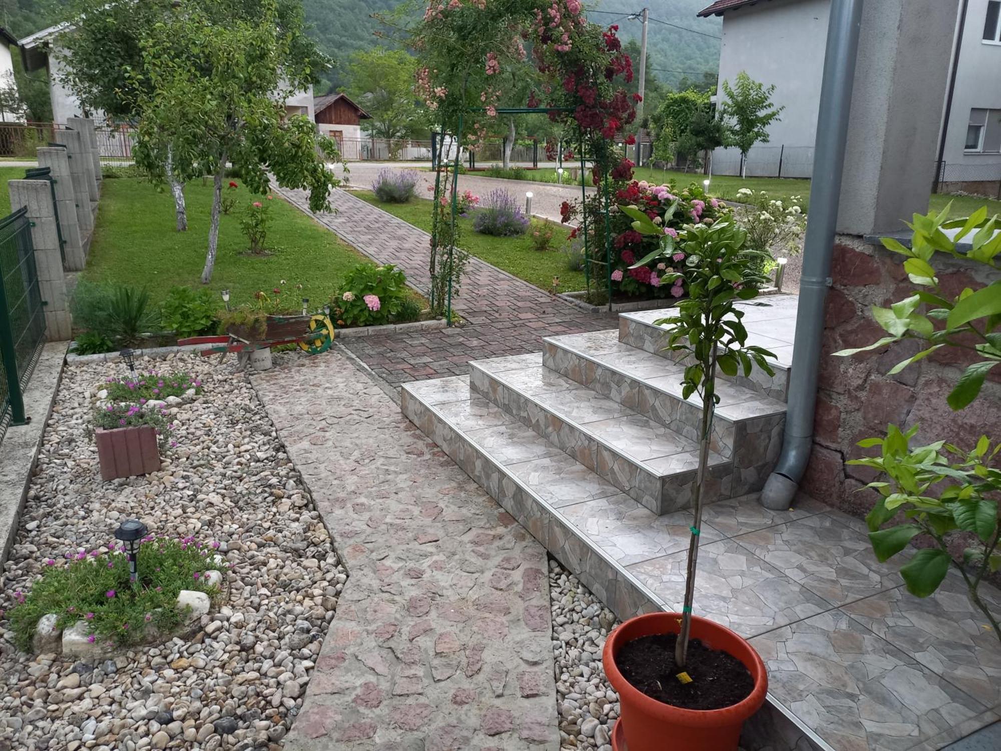 Studio Apartman Azra Kulen Vakuf Exterior foto
